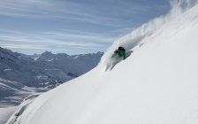 Человек катается на лыжах в порошковом снегу в австрийских Альпах, Арльберг, Зальцбург, Австрия — стоковое фото