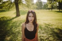 Портрет женщины, стоящей в парке в летний день, Сербия — стоковое фото