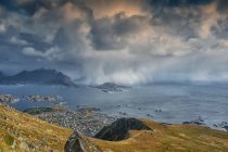 Vue de la tempête approchant le village de Ballstad depuis le mont Nonstinden, Vestvagoy, Lofoten, Nordland, Norvège — Photo de stock
