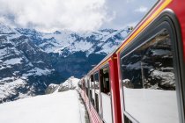 Поезд в направлении Jungfraujoch, Бернские Альпы, Швейцария — стоковое фото