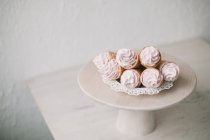 Cônes de gaufres remplis de crème fouettée sur un gâteau — Photo de stock