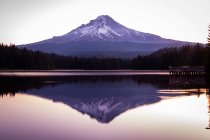 Гора Гуд віддзеркалюється в озері на світанку (штат Орегон, США). — стокове фото