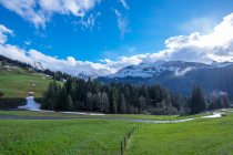 Estrada através de uma paisagem alpina rural, Lauterbrunnen, Berna, Suíça — Fotografia de Stock