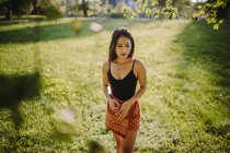 Retrato de una mujer parada en el parque, Serbia - foto de stock