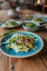Radieschensalate mit roten Zwiebeln, edamamen Bohnen und Sojasprossen — Stockfoto