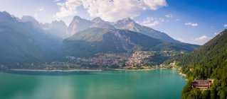 Vista aérea del lago Molveno, Molveno, Trentino, Trento, Italia - foto de stock