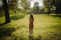 Девочка, гуляющая в парке в летний день, Сербия — стоковое фото