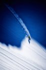 Vista aérea de un hombre Backcountry Esquí en polvo sobre el glaciar Dachstein, Austria - foto de stock