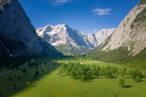 Montaña y valle de Karwendel paisaje, Scharnitz, Tirol, Austria - foto de stock