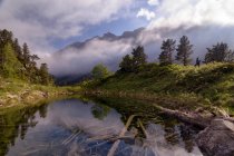 Réflexions de montagne dans un lac, Vallée de la Gauve, Cauterets, Pyrénées, France — Photo de stock