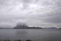 Nube cubierta paisaje de montaña, Lofoten, Nordland, Noruega - foto de stock