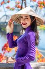 Porträt einer schönen Frau mit traditioneller Kleidung und konischem Hut, Vietnam — Stockfoto