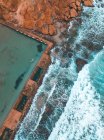 Vista aérea de una mujer nadando en Cronulla Beach Rock Pool, Sydney, Nueva Gales del Sur, Australia - foto de stock