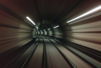 Sentier lumineux dans un tunnel éclairé, Brésil — Photo de stock