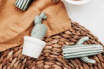 Ceramic cacti on a placemat and napkin — Stock Photo