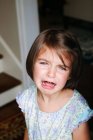 Retrato de menina triste chorando em casa — Fotografia de Stock
