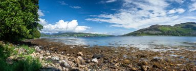 Вид на Святой остров с Арранского побережья, остров Арран, Шотландия, Великобритания — стоковое фото