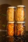 Frascos de lentilhas frescas, granola, nozes e sementes — Fotografia de Stock