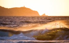 Onde che si infrangono sulla spiaggia, Corsica, Francia — Foto stock