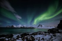 Luces boreales sobre Mt Offersoykammen, Lofoten, Nordland, Noruega - foto de stock