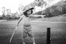 Мальчик играет в бейсбол, Округ Ориндж, Калифорния, США — стоковое фото