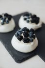 Павловские десерты с черникой и ежевикой на листе — стоковое фото