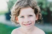 Портрет улыбающегося мальчика на открытом воздухе — стоковое фото