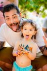 Pai e filha mão pintura e puxando rostos engraçados — Fotografia de Stock