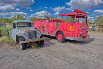 Old Fire truck and jeep outside Grand Canyon Caverns, Peach Springs, Mile Marker 115, Arizona, Estados Unidos - foto de stock