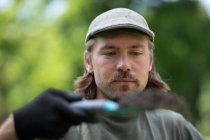 Портрет человека, держащего лопатку, Германия — стоковое фото