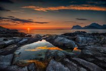 Coucher de soleil à minuit à Sandnes, Flakstad, Lofoten, Nordland, Norvège — Photo de stock