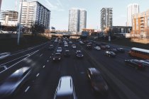 Voitures conduisant le long de l'autoroute, Chicago, Illinois, États-Unis — Photo de stock