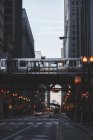 Train driving along elevated railway track, Chicago, Illinois, Estados Unidos da América — Fotografia de Stock