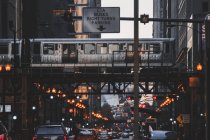 Движение поезда по рельсам, Чикаго, штат Иллинойс, США — стоковое фото
