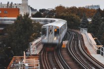 Tren conduciendo a lo largo de vías férreas elevadas, Chicago, Illinois, Estados Unidos - foto de stock