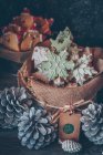 Fiocco di neve sabbia Santa biscotti circondati da decorazioni natalizie — Foto stock