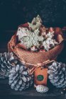 Floco de neve e biscoitos de árvore de Natal em uma bolsa hessiana cercada por decorações de Natal — Fotografia de Stock