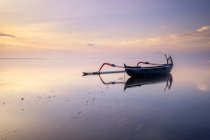 Traditional jukung boat anchored on beach, Sanur, Bali, Indonesia — Stock Photo