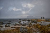Prateleiras de secagem de peixe na praia durante uma tempestade, Utakleiv Beach, Lofoten, Nordland, Noruega — Fotografia de Stock