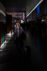 Donna che cammina attraverso una stazione ferroviaria, Italia — Foto stock