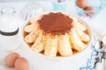 Dessert au caramel crème sur un stand de gâteau — Photo de stock