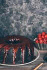Délicieux gâteau recouvert de chocolat fondu, foyer sélectif — Photo de stock