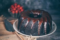 Delicioso pastel cubierto con chocolate derretido, enfoque selectivo - foto de stock