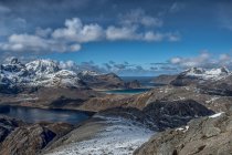 Blick vom Mt. Nesheia über Nusfjord, Flakstad, Nordland, Norwegen — Stockfoto
