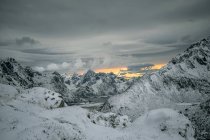 Заснеженные горы, Флакстад, Лофотен, Нордланд, Норвегия — стоковое фото