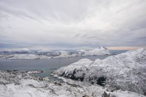 Montañas cubiertas de nieve, Flakstad, Lofoten, Nordland, Noruega - foto de stock