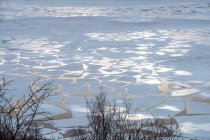 Закрытие замерзшего льда на реке Сторватнет в норвежском Тронделаге — стоковое фото