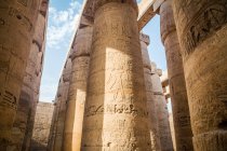Крупный план настенной резьбы, Большой гипостильный зал, Карнакский храм, Карнак, Луксор, Египет — стоковое фото