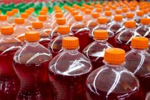 Nahaufnahme von Limonadenflaschen aus Kunststoff — Stockfoto