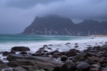 Tormenta sobre la playa de Utakleiv, Lofoten, Nordland, Noruega - foto de stock
